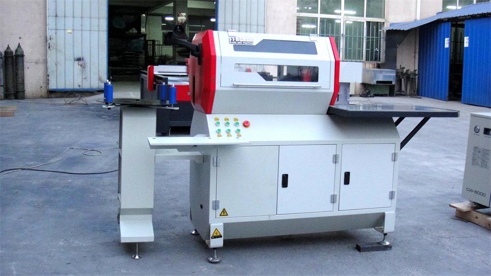 數控開槽圍字機.jpg 數控開槽圍字機.jpg